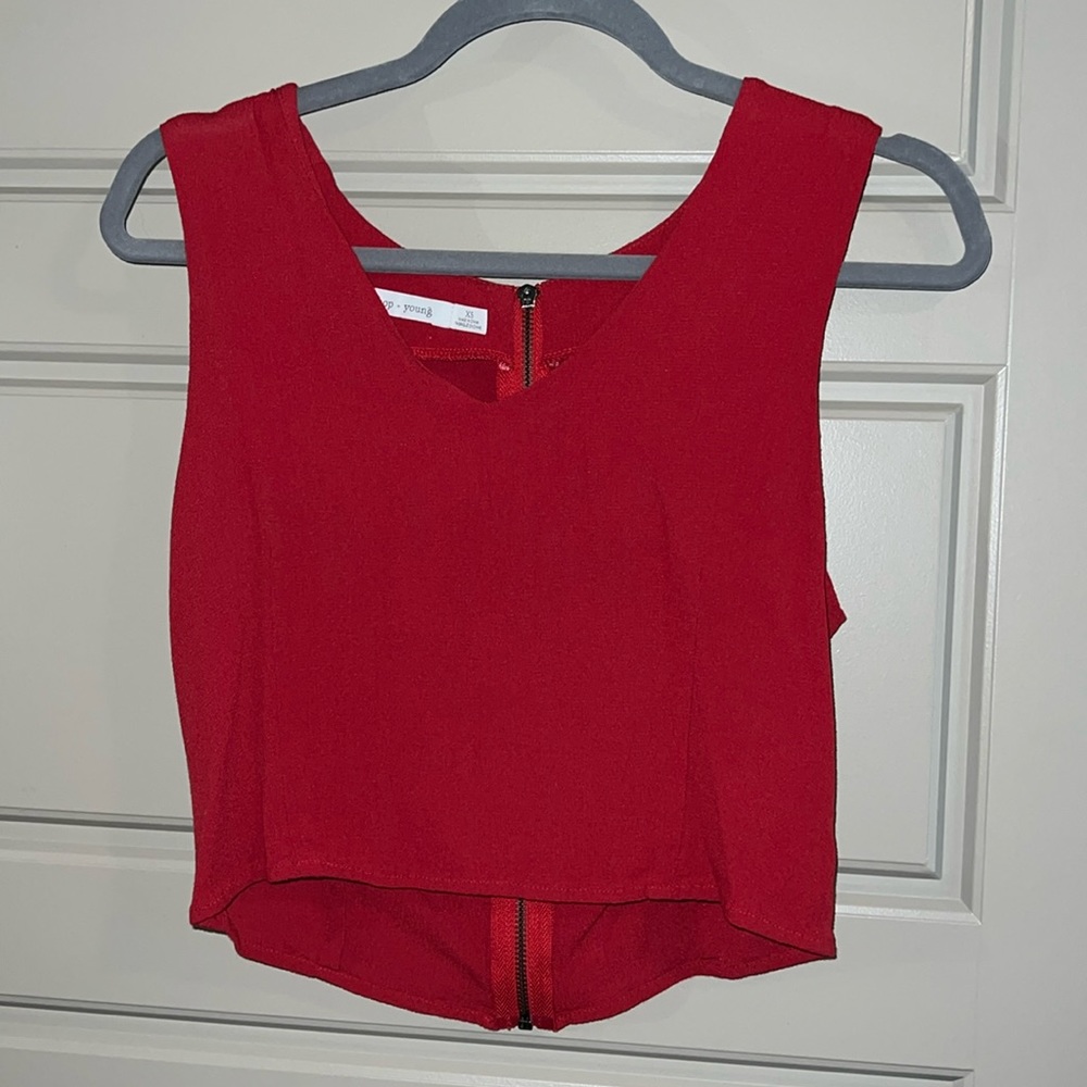 Red cropped tank top, looks great with high waisted jeans! Good quality material